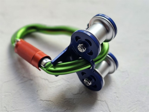  Ролик Treck V2 на карабине GURU Grass Twist Lock в Воронеже  